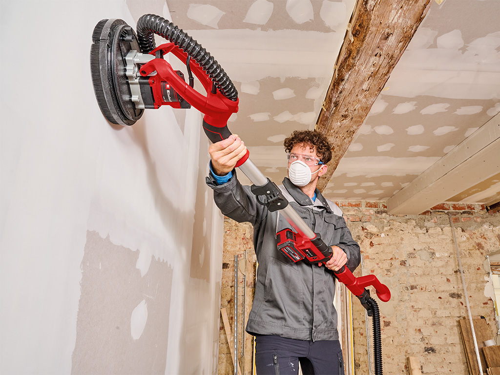 The drywall sander in use | Einhell Blog