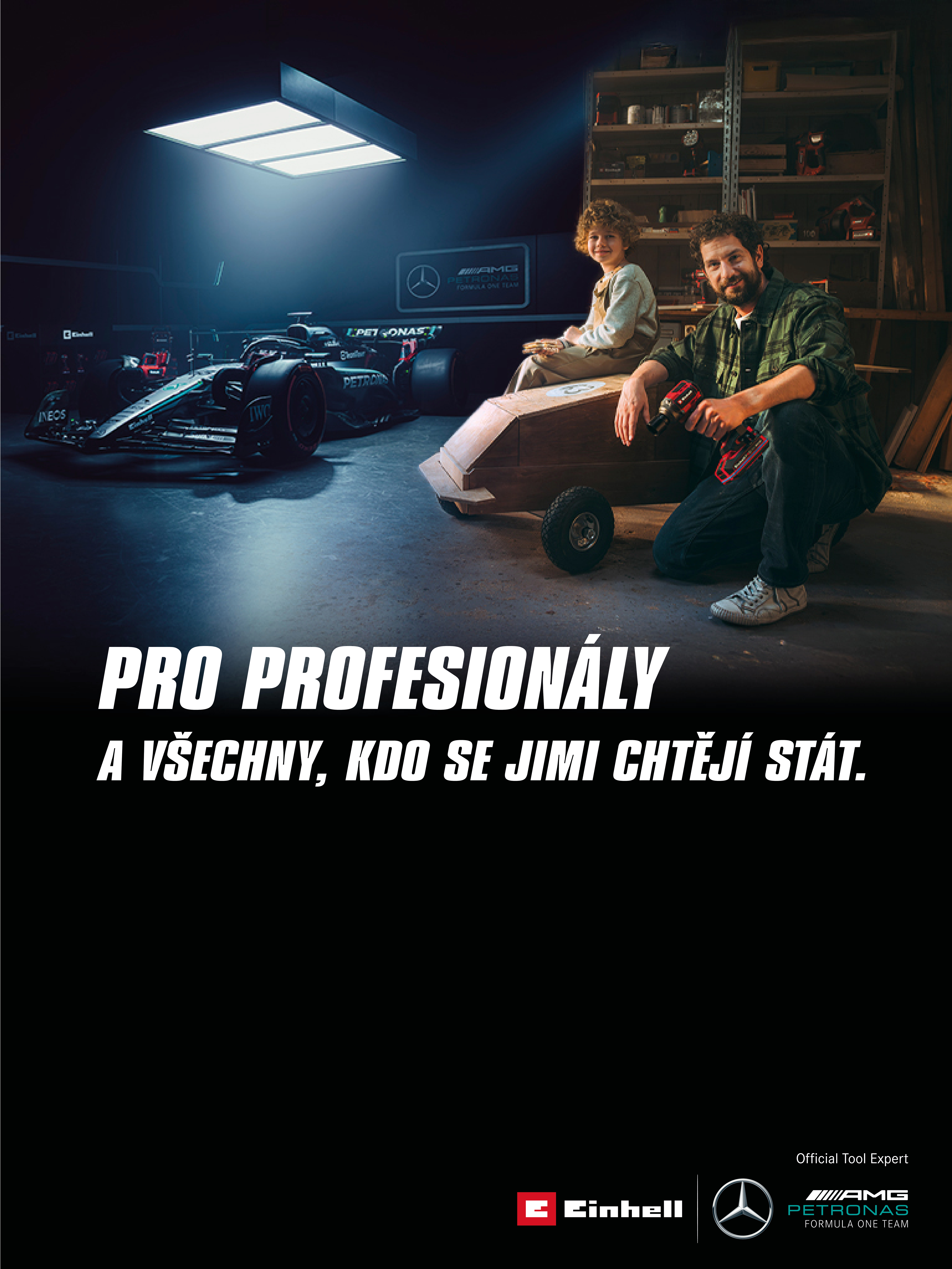 Otec a dítě v dílně s doma vyrobenou kárkou. V pozadí vůz Formule 1 Mercedes-AMG PETRONAS a nářadí Einhell. Text vpravo: „Pro profesionály a ty, kteří se jimi chtějí stát.“