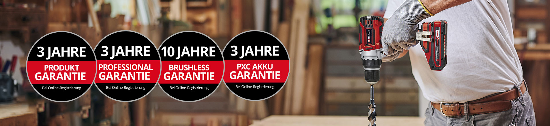 Hier sehen Sie einen Mann in einer Werkstatt mit einer Einhell-Bohrmaschine im Einsatz. Außerdem wurden die Symbole für die verschiedenen Arten der Garantieverlängerung auf dem Bild platziert. Folgende Garantieerweiterungen sind möglich: „Produktgarantie“, „Professional Garantie“, „Brushless Garantie“, „Akku-Garantie“.