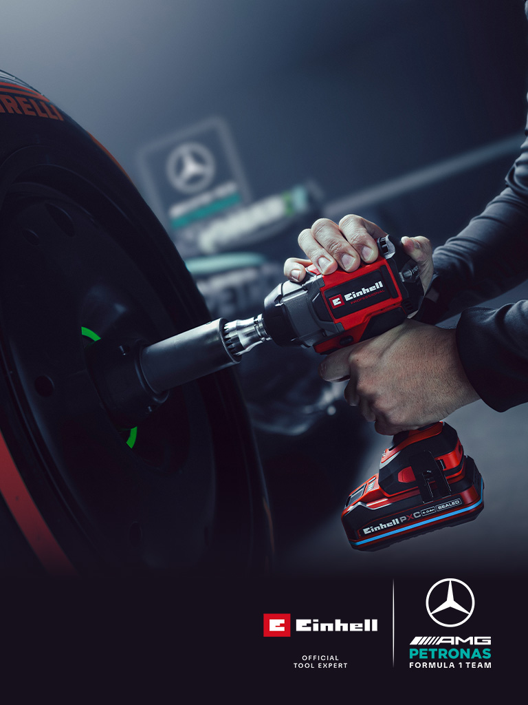Einhell Akku-Schlagschrauber im Einsatz an einem Autorad, mit Mercedes-AMG Petronas Formel-1-Team Branding und Partnerschaftslogo