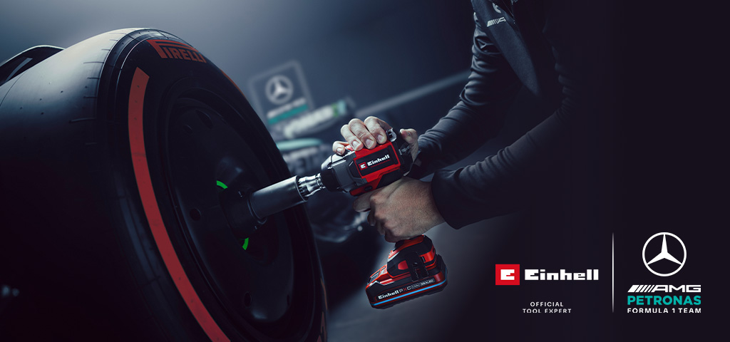 Einhell Akku-Schlagschrauber im Einsatz an einem Autorad, mit Mercedes-AMG Petronas Formel-1-Team Branding und Partnerschaftslogo
