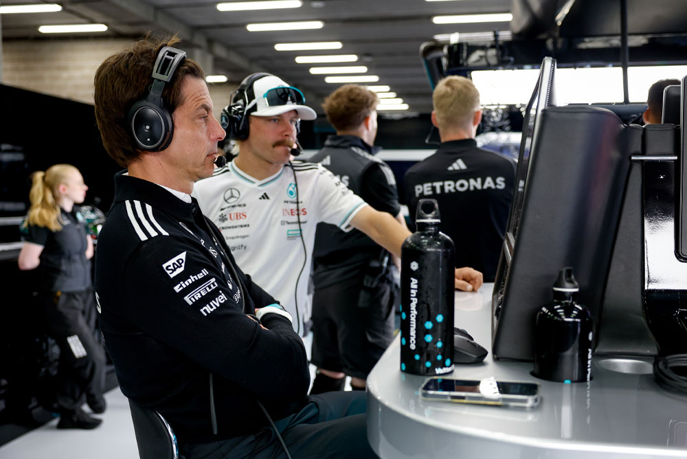 Toto Wolff und Valtteri Bottas vom Mercedes-AMG PETRONAS Formula One Team sind an der Teamarbeitsstation in der Garage zu sehen. Sie konzentrieren sich auf die Rennstrategie, beobachten die Monitore und kommunizieren über Headsets.