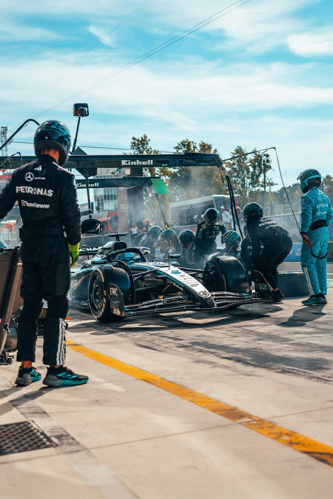 Ein intensiver Boxenstopp des Mercedes-AMG PETRONAS Formula One Teams. Die Crew ist in Aktion, wechselt Reifen und überprüft das Auto unter dem Einhell-gebrandeten Portal.