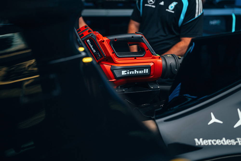 Formel-1-Mechaniker arbeitet im Cockpit des Rennwagens in der Garage.