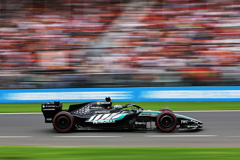 Formel-1-Rennwagen fährt mit hoher Geschwindigkeit auf der Strecke.