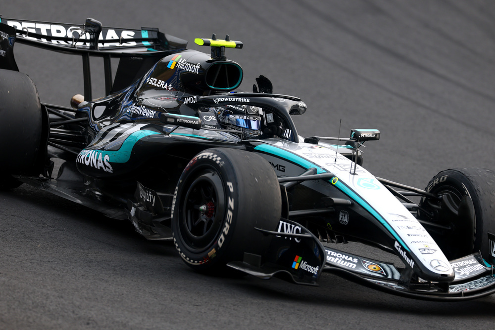 Vůz Mercedes Formule 1 na trati