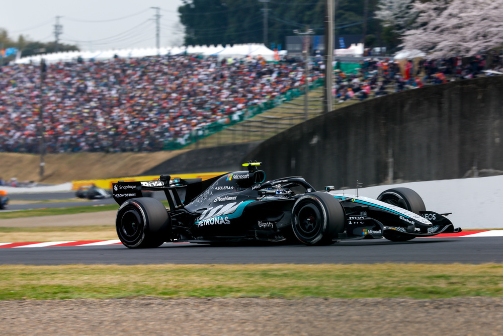Vůz Mercedes F1 jede rychle v dálce
