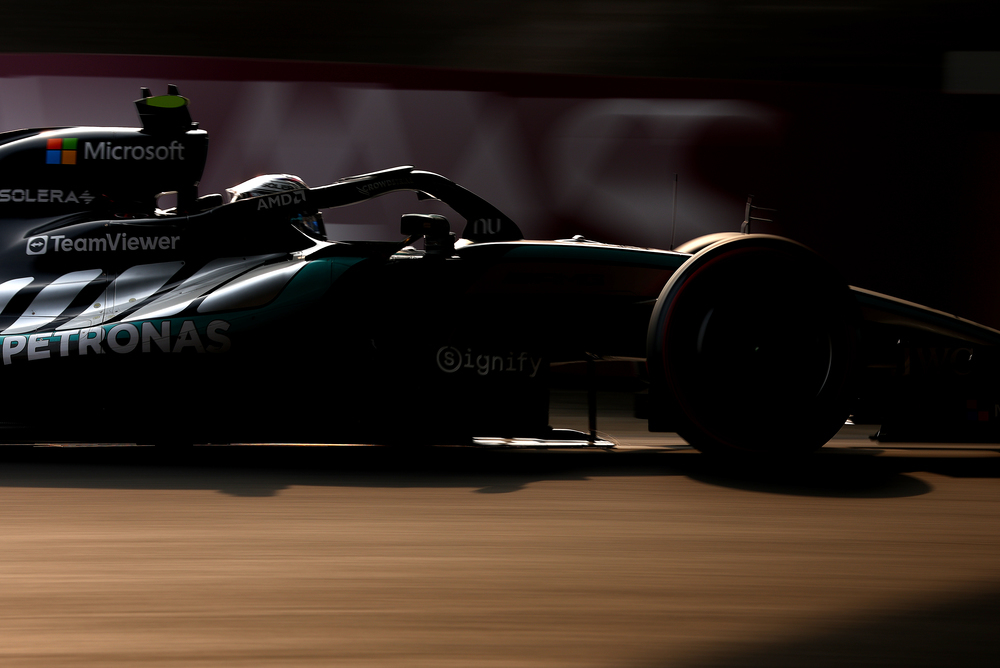 Vůz Mercedes F1 na trati při slabém světle