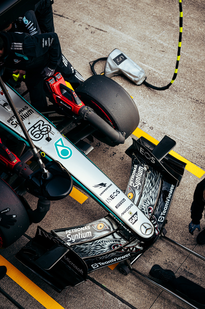 Pohled shora na Mercedes F1 v garáži
