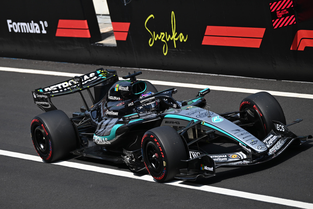 Vůz Mercedes F1 na trati se sponzorskými logy