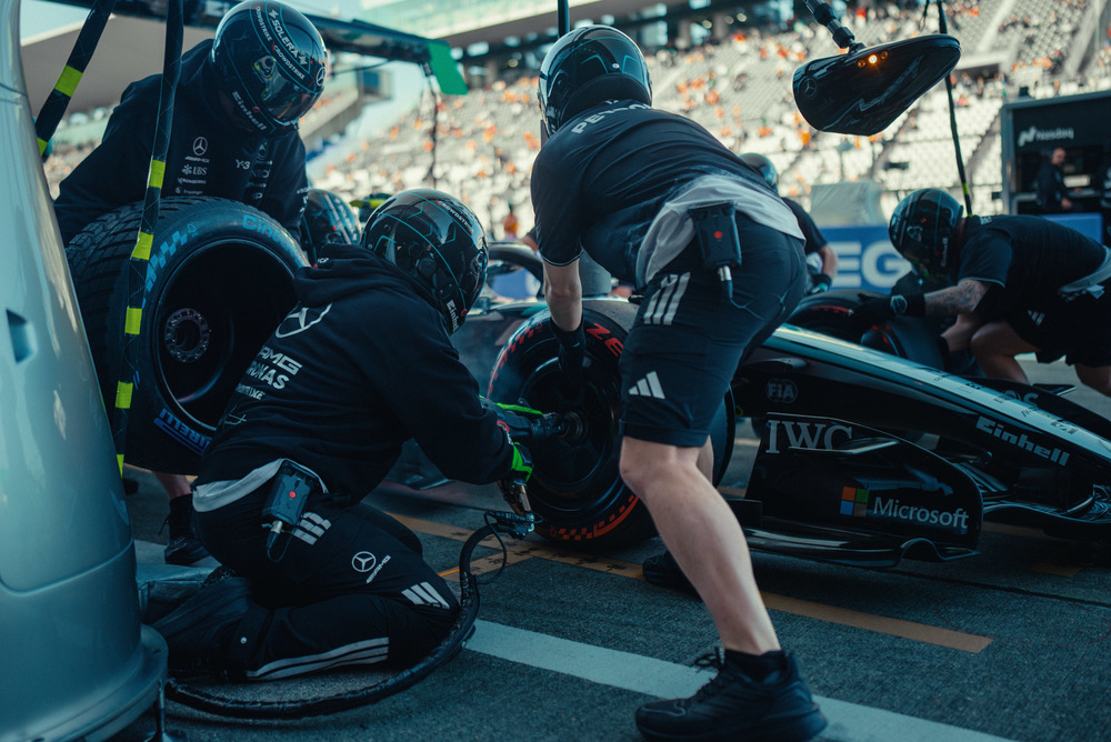 Tým Mercedes pracuje na voze během zastávky v boxech
