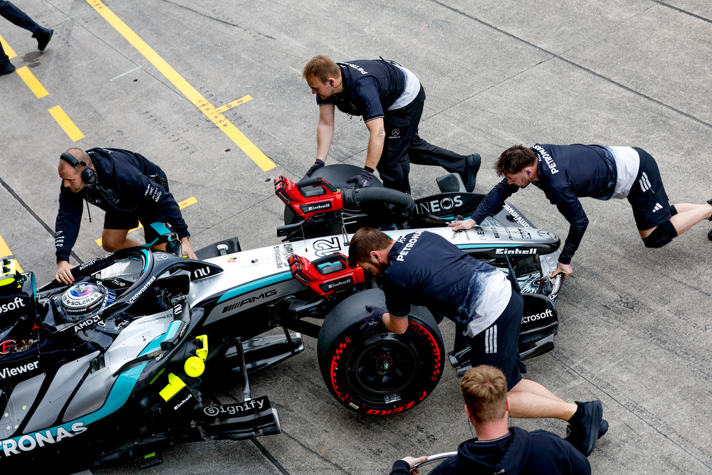 Tým Mercedes mění pneumatiky během závodu