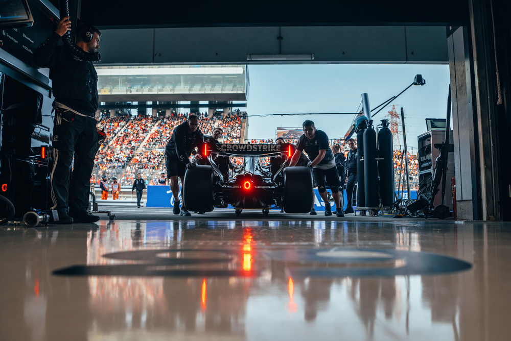 Vůz Mercedes F1 projíždí kolem plných tribun