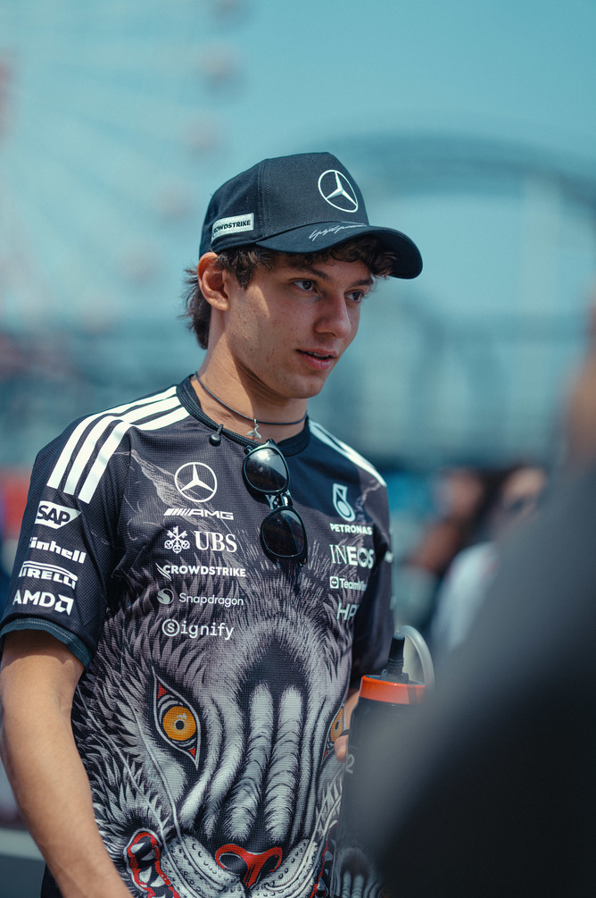 Jezdec Mercedes F1 v týmovém oblečení