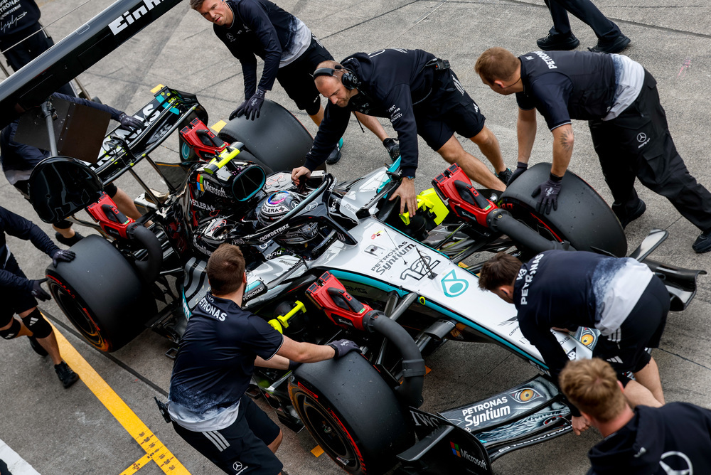 Tým Mercedes servisuje vůz během zastávky