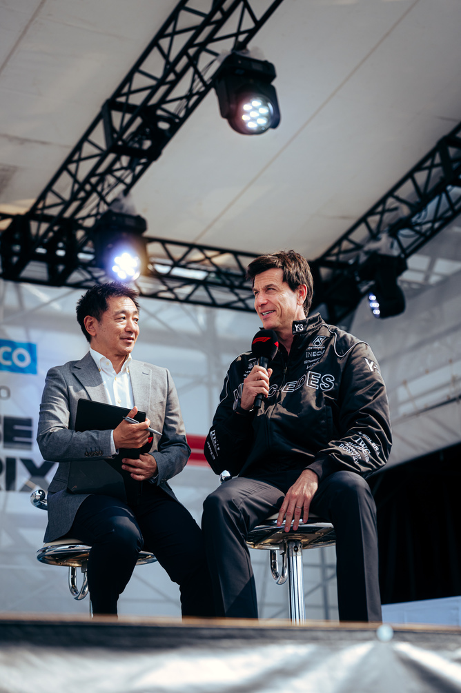Toto Wolff je interviewován na pódiu
