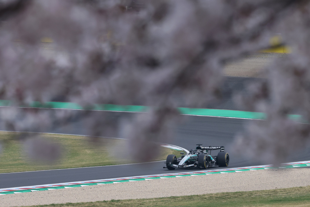 Vůz Mercedes F1 jede rychle v dálce