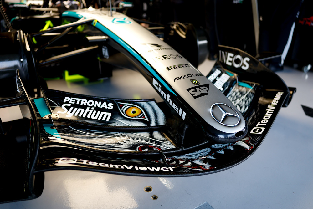 Detail přední části vozu Mercedes F1
