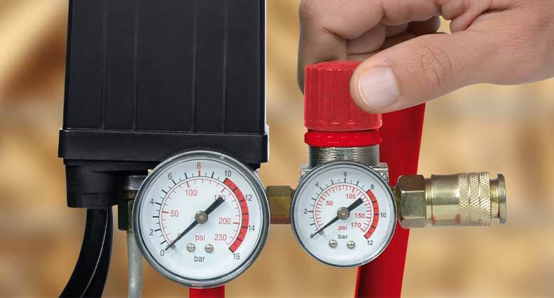 Zwei Einhell-Manometer, die den Luftdruck präzise messen und regulieren.