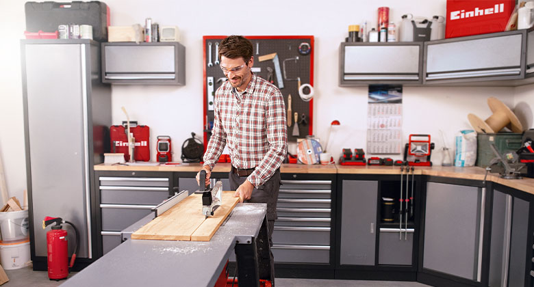 Mann beim Sägen in der Werkstatt