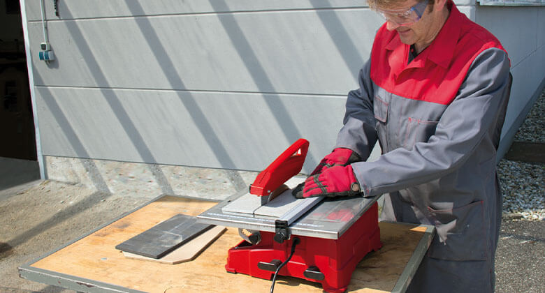 man cutting flow with a flow cutter at a table